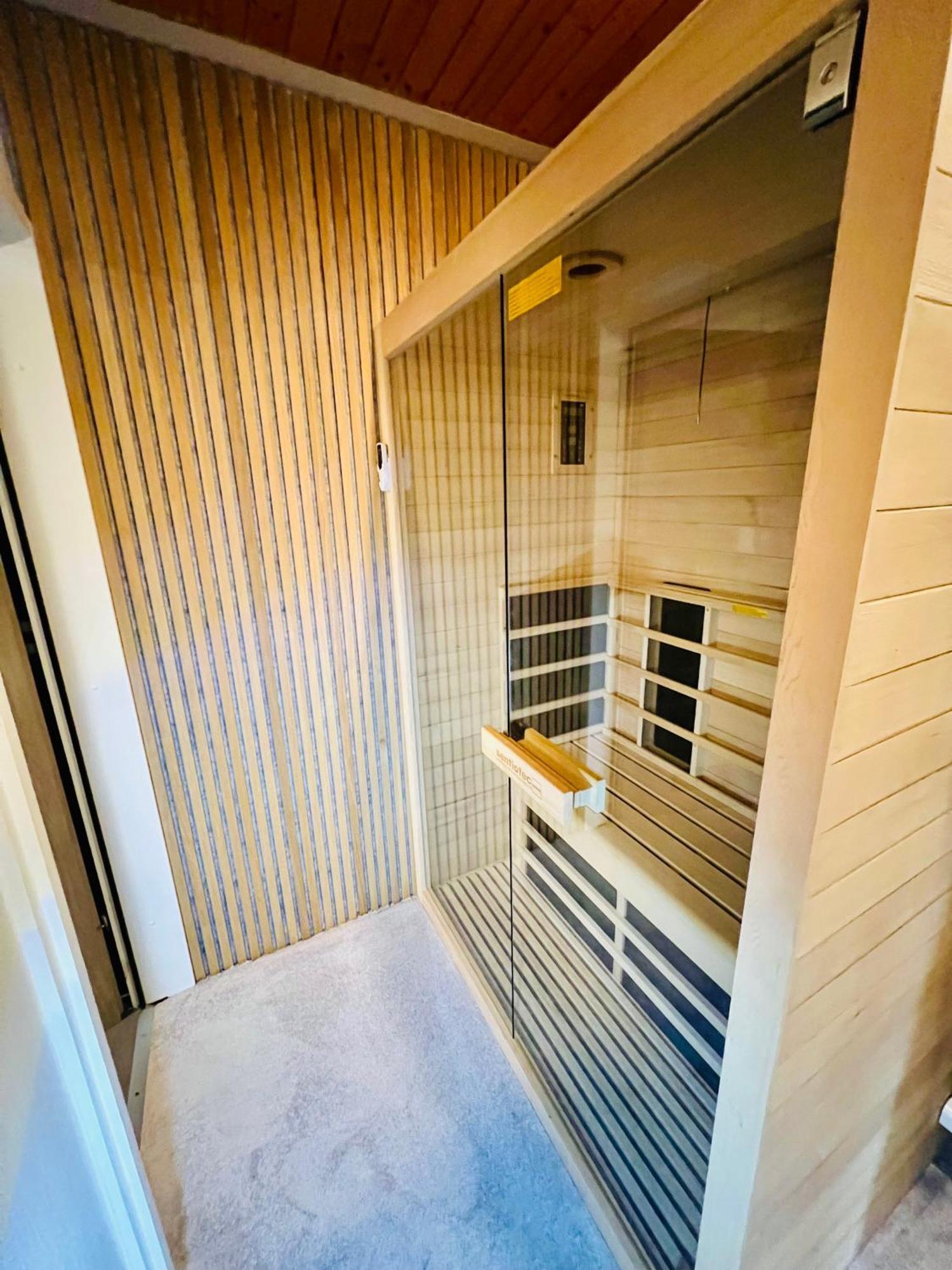 Mitten Im Schwarzwald Mit Infrarot-Sauna Und Garagenparkplatz Schönwalde Exterior foto